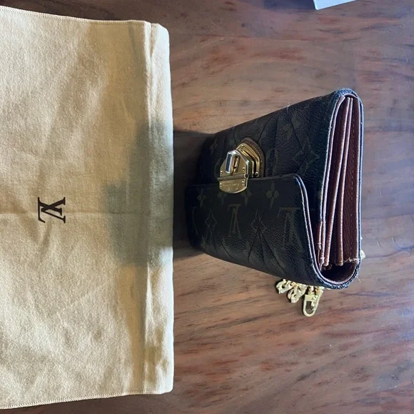 LOUIS VUITTON QUILTED SARAH WALLET - Picture 12 of 14